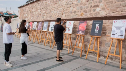 ‘Türkiye Yüzyılı’nın Kahramanları’ temalı afiş sergisi, sanatseverlerle buluştu